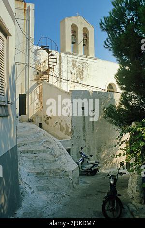 Vicolo nel centro storico di Ponza, isola, chiesa con campanile, Italia meridionale, Mar Tirreno, Mar Mediterraneo, Europa Foto Stock