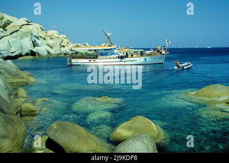 Barca subacquea MS Galiote alle isole Lavezzi, gruppo di piccole isole granitiche tra Corsica e Sardegna, Corsica, Francia, Mediterraneo, Europa Foto Stock