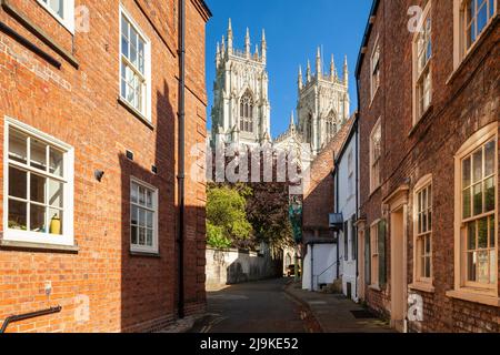 York Minster visto da Precentor's Court in un pomeriggio di primavera, North Yorkshire, Inghilterra. Foto Stock