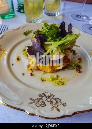 Lussuoso burrata Tarte Tatin con barbabietole e miele al tartufo servito su un piatto tradizionale in un ristorante bistrot Foto Stock