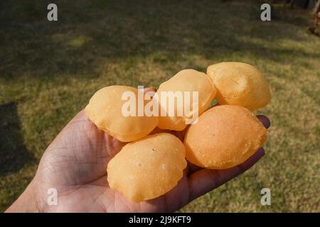 Donna che mangia cibo di strada indiano e pakistano Pani puri o Gol gappa o Puchka. puri di grandi dimensioni utilizzato per riempire acqua piccante e ma di patate Foto Stock