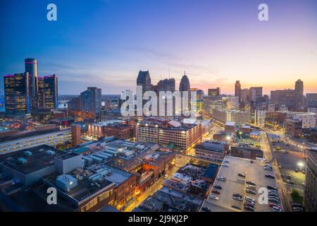 Vista aerea del centro di Detroit al crepuscolo nel Michigan USA Foto Stock