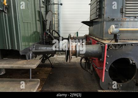 Treno in modalità di shunting accoppiamento di dettaglio accoppiatore buffer catena Foto Stock