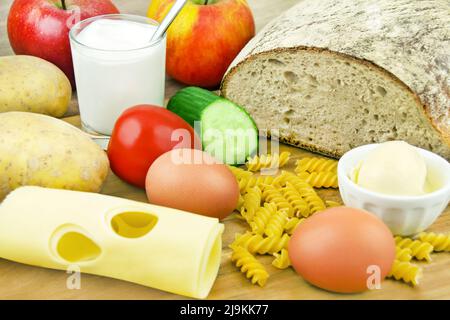 Pane, verdure, frutta, prodotti di latte, tagliatelle, uova e burro Foto Stock