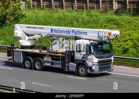 Bronto SkyLift S 56 XR piattaforme nazionali 2019 Volvo FM330 6X2R TA SLP 10937cc autocarro diesel; guida sull'autostrada M61, Manchester, Regno Unito Foto Stock