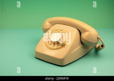 Vintage roulette telefono con sfondo verde. Foto Stock