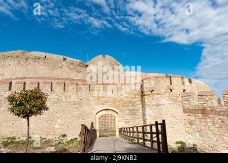 Kilibahir, Canakkale, Turchia. 18th Feb 2022. Il Castello di Kilibahir è una fortezza sul lato ovest dei Dardanelli di fronte a Canakkale, costruita da Fatih Sultan Mehmet per controllare il punto più stretto dei rettilinei. La penisola di Gallipoli, sulla riva nord dello stretto di Dardanelli nella Turchia nord-occidentale, è il luogo di vasti campi di battaglia e memoriali della prima guerra mondiale, una campagna che ha avuto luogo tra l'Impero Ottomano e le potenze alleate. Lo stretto di Dardanelli è un'importante via di navigazione commerciale che collega il Mediterraneo e il Mar Nero, con la città di Canakkale a. Foto Stock