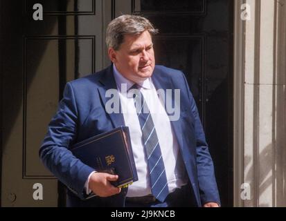 Londra, Regno Unito. 24th maggio 2022. Kit Malthouse, Ministro di Stato (Ministro del crimine e della polizia), parte dopo la riunione del Gabinetto. Il governo è sotto pressione con nuove foto che emergono del primo Ministro bere. Credit: Mark Thomas/Alamy Live News Foto Stock