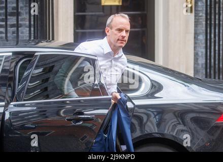 Londra, Regno Unito. 24th maggio 2022. Dominic Raab, vice primo Ministro, Lord Cancelliere e Segretario di Stato per la Giustizia, arriva alla riunione del Gabinetto. Il governo è sotto pressione con nuove foto che emergono del primo Ministro bere. Credit: Mark Thomas/Alamy Live News Foto Stock