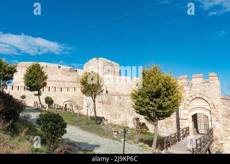 Kilibahir, Canakkale, Turchia. 18th Feb 2022. Il Castello di Kilibahir è una fortezza sul lato ovest dei Dardanelli di fronte a Canakkale, costruita da Fatih Sultan Mehmet per controllare il punto più stretto dei rettilinei. La penisola di Gallipoli, sulla riva nord dello stretto di Dardanelli nella Turchia nord-occidentale, è il luogo di vasti campi di battaglia e memoriali della prima guerra mondiale, una campagna che ha avuto luogo tra l'Impero Ottomano e le potenze alleate. Lo stretto di Dardanelli è un'importante via di navigazione commerciale che collega il Mediterraneo e il Mar Nero, con la città di Canakkale a. Foto Stock