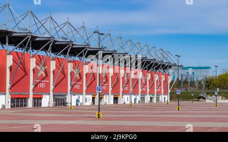 Un'immagine del parcheggio e della facciata dello stadio Widzew Łódź, per la squadra di calcio polacca. Foto Stock