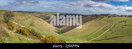 Le nuvole gettano ombre lungo la diga del Diavolo sulle South Downs nei pressi di Brighton. Foto Stock