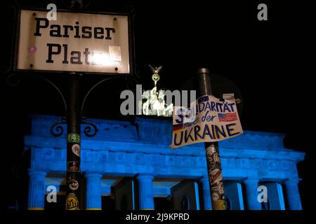 Impressionen - Solidaeritaetsdemonation mit der Ukraine nach dem Einmarsch der russischen Tuppen, das Brandenburger Tor wird als Zeichen der Solid Foto Stock