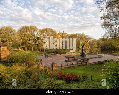 Bethesda Terrace e Fontana sono due elementi architettonici che si affaccia sul lago in New York City Central Park. Foto Stock