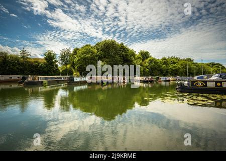 Sharpness Marina, Gloucestershire, con file di chiatte ormeggiate, in una giornata di sole Foto Stock