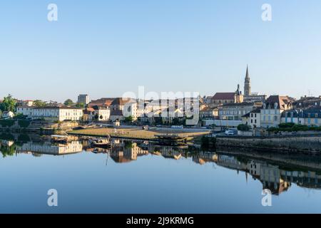 Bergerac, Francia - 11 maggio, 2022: Vista sul fiume Dordogna e pittoresco Bergerac Foto Stock