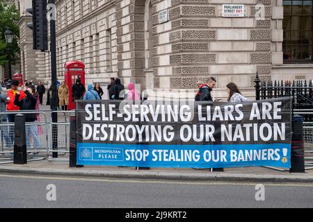 Westminster, Londra, Regno Unito. 11th maggio 2022. Una bandiera di protesta circa i Liars Self Serving distruggendo la nostra nazione e chiedendo alla polizia metropolitana di smettere di rubare i loro striscioni. Credit: Maureen McLean/Alamy Foto Stock