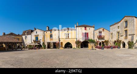 Monpazier, Francia - 11 maggio 2022: Vista panoramica di Place des Cornieres nel centro storico di Monpazier Foto Stock