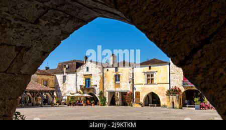 Monpazier, Francia - 11 maggio, 2022: Vista sulla Place des Cornieres nel centro storico di Monpazier Foto Stock