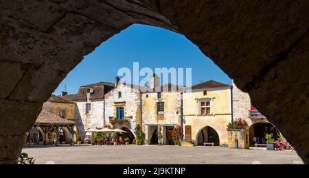 Monpazier, Francia - 11 maggio, 2022: Vista sulla Place des Cornieres nel centro storico di Monpazier Foto Stock