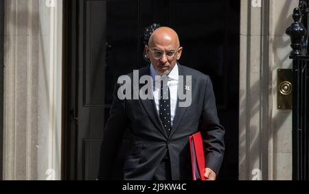 Downing Street, Londra, Regno Unito. 24 maggio 2022. Nadhim Zahawi MP, Segretario di Stato per l'Istruzione, a Downing Street per la riunione settimanale del gabinetto. Credit: Malcolm Park/Alamy Live News. Foto Stock