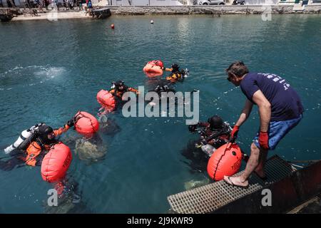 Ithaca. 23rd maggio 2022. La gente conduce lavori di pulizia in mare al porto di Vathy nell'isola di Ithaca in Grecia, 23 maggio 2022. Credit: Lefteris Partsalis/Xinhua/Alamy Live News Foto Stock