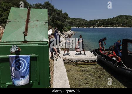 Ithaca. 23rd maggio 2022. La gente affronta i rifiuti raccolti dal mare nel porto di Vathy, nell'isola di Ithaca, in Grecia, il 23 maggio 2022. Credit: Lefteris Partsalis/Xinhua/Alamy Live News Foto Stock