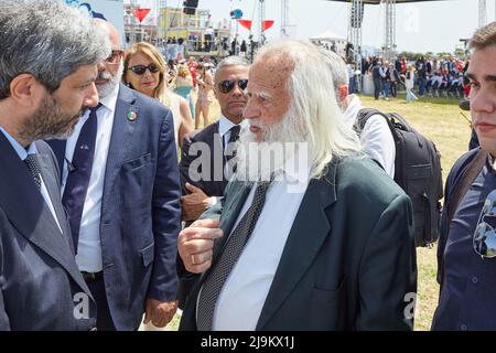 Palermo, Sicilia, Italia. 23rd maggio 2022. Trent'anni fa, la mafia siciliana uccise il giudice Giovanni Falcone con una bomba a Capaci, sotto l'autostrada che collegava l'aeroporto al centro di Palermo. E tre membri della sua scorta di polizia, Rocco di Cillo, Vito Schifani e Antonio Montinaro, furono killed.Commemorazione del massacro di Capaci nel Foro Italico di Palermo, Sicilia.VINCENZO AGOSTINO, padre di Nino Agostino, e ROBERTO fico, presidente della Camera dei deputati (Credit Image: © Vict Foto Stock