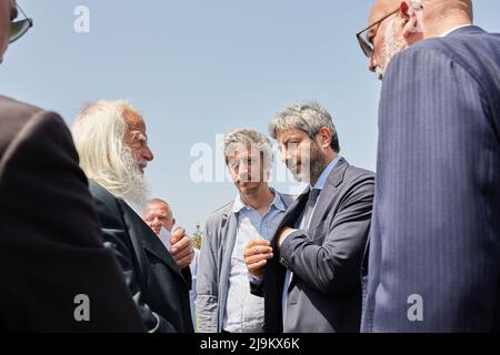 Palermo, Sicilia, Italia. 23rd maggio 2022. Trent'anni fa, la mafia siciliana uccise il giudice Giovanni Falcone con una bomba a Capaci, sotto l'autostrada che collegava l'aeroporto al centro di Palermo. E tre membri della sua scorta di polizia, Rocco di Cillo, Vito Schifani e Antonio Montinaro, furono killed.Commemorazione del massacro di Capaci nel Foro Italico di Palermo, Sicilia.VINCENZO AGOSTINO, padre di Nino Agostino, PIF, attore siciliano, E ROBERTO FICO, Presidente della Camera dei deputati Foto Stock