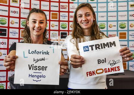 ARNHEM - Olanda, 2022-05-24 13:39:15 ARNHEM - Nadine Visser e Femke Bol (lr) durante una conferenza stampa sui Giochi FBK 2022. ANP VINCENT olanda OUT - belgio OUT Foto Stock