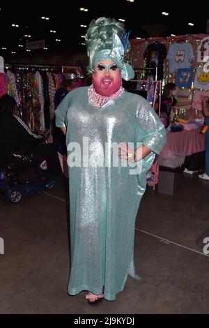 Partecipante durante il Rupaul DragCon 2022, giorno 2, tenuto al LA Convention Center a Los Angeles, California, Sabato 14 maggio 2022. Foto di Jeffrey Foto Stock