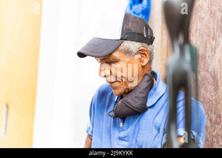 primo piano di un sorridente afroista in strada Foto Stock