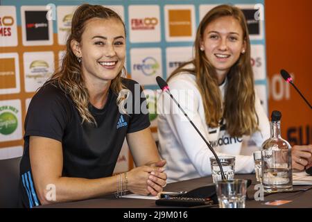 ARNHEM - Olanda, 2022-05-24 13:20:19 ARNHEM - Nadine Visser e Femke Bol (lr) durante una conferenza stampa sui Giochi FBK 2022. ANP VINCENT olanda OUT - belgio OUT Foto Stock