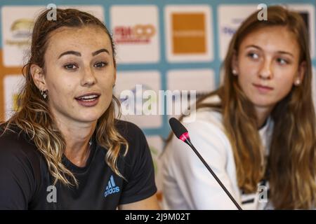 ARNHEM - Olanda, 2022-05-24 13:20:00 ARNHEM - Nadine Visser e Femke Bol (lr) durante una conferenza stampa sui Giochi FBK 2022. ANP VINCENT olanda OUT - belgio OUT Foto Stock