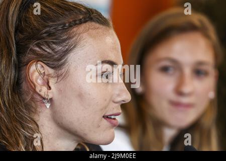 ARNHEM - Olanda, 2022-05-24 13:22:18 ARNHEM - Nadine Visser e Femke Bol (lr) durante una conferenza stampa sui Giochi FBK 2022. ANP VINCENT olanda OUT - belgio OUT Foto Stock