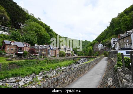 20 maggio 2022: Lynmouth, Devon, Inghilterra, Regno Unito - Una vista del fiume Lyn e Mars Hill in una giornata di sole. Villaggio costiero di Lynmouth in Devon sul nord Foto Stock