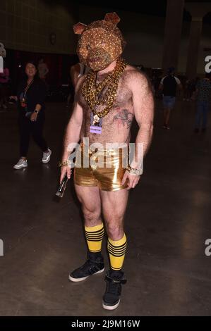 Partecipante durante il Rupaul DragCon 2022, giorno 2, tenuto al LA Convention Center a Los Angeles, California, Sabato 14 maggio 2022. Foto di Jeffrey Foto Stock