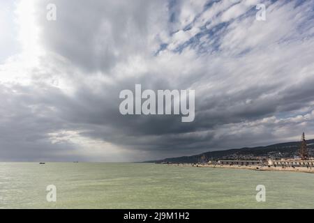 Le nuvole di tempesta si radunano sopra il golfo di Trieste nel mare Adriatico, visto dal molo Molo Auduce sul lungomare del porto. Trieste. Foto Stock