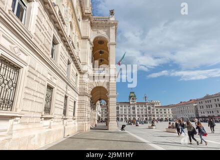 Portico e archi della Prefettura di Trieste in Piazza unita d'Italia la piazza principale di Trieste Foto Stock