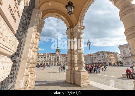Portico e archi della Prefettura di Trieste (a sinistra) in Piazza unita d'Italia la piazza principale di Trieste Foto Stock