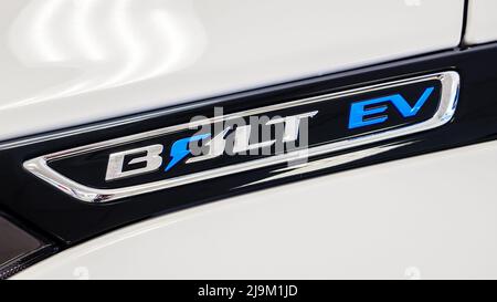 Minsk, Bielorussia - 23 maggio 2022: Chevrolet Bolt logo auto EV, auto elettrica. Cartello con il bullone a freccia EV. Primo piano Foto Stock