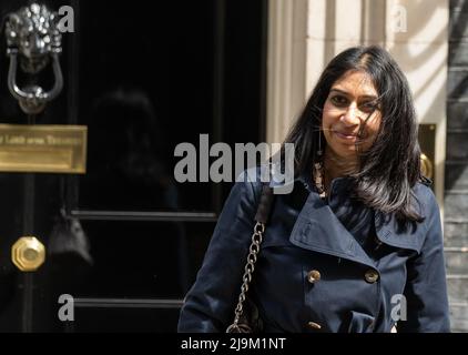 Londra, Regno Unito. 24th maggio 2022. Suella Braverman, procuratore generale, lascia un gabinetto al 10 Downing Street London. Credit: Ian Davidson/Alamy Live News Foto Stock