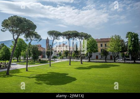 Luuca, Toscana, Italia, 08 maggio 2022 - Parco al di fuori delle mura medievali della città di Lucca, con alberi alti e cielo blu. Foto Stock