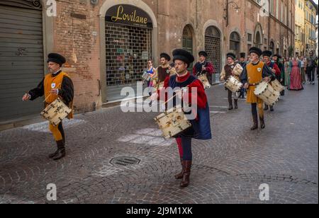 Luuca, Toscana, Italia, 08 maggio 2022 - sfilata medievale attraverso le strette stradine acciottolate di Lucca con partecipanti vestiti con costumi d'epoca. Foto Stock