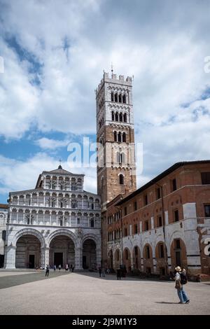 Luuca, Toscana, Italia, 08 maggio 2022 - Vista del Duomo nel centro storico di Piazza San Martino, il Duomo è una pietra multicolore Foto Stock