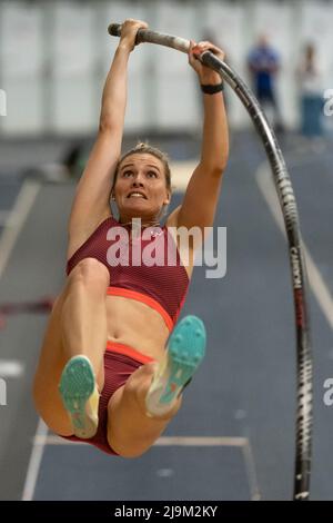 (Windsor, Canada---21 Maggio 2022) Alysha Newman che gareggia nella pole vault d'elite al circuito classico e campo di Johnny Loaring 2022 incontra un Foto Stock