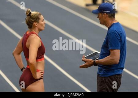 (Windsor, Canada---21 Maggio 2022) Alysha Newman parla con il coach Doug Wood che gareggia nella pole vault d'elite al Johnny Loaring Invitational Cl 2022 Foto Stock