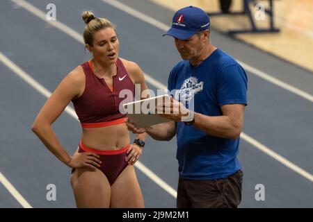 (Windsor, Canada---21 Maggio 2022) Alysha Newman parla con il coach Doug Wood che gareggia nella pole vault d'elite al Johnny Loaring Invitational Cl 2022 Foto Stock