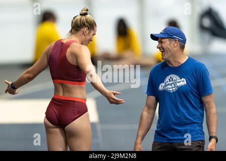 (Windsor, Canada---21 Maggio 2022) Alysha Newman e l'allenatore Doug Wood che gareggiano nella pole vault d'elite al Johnny Loaring Invitational Classic T 2022 Foto Stock