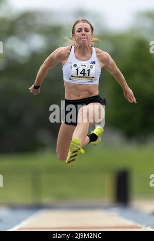 (Windsor, Canada---21 Maggio 2022) Caroline Ehrhardt che gareggia nel triplo salto d'élite al circuito classico Invitational e campo M di Johnny Loaring 2022 Foto Stock